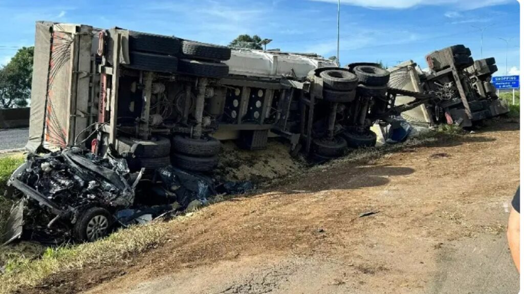 Tragédia na BR-277, carreta tomba e esmaga carro, deixando três mortos