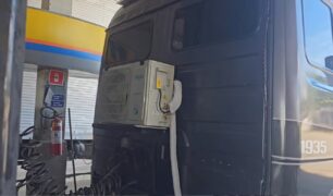 Veja um ar condicionado diferente instalado em um caminhão