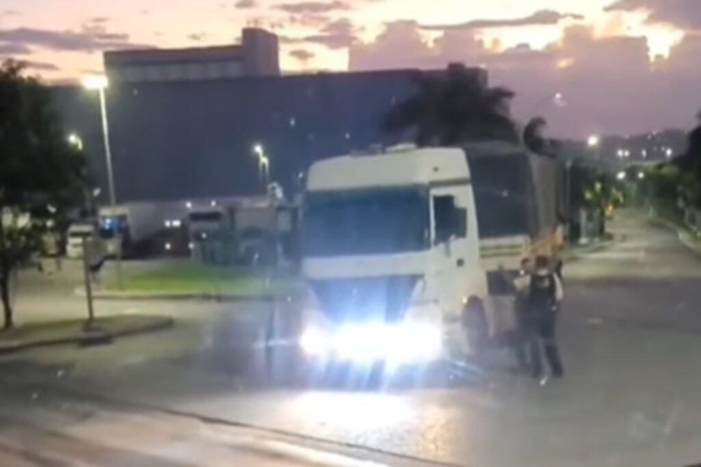 Vídeo mostra vigilantes de porto abordando motorista de caminhão suspeito de furto de carga