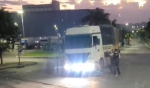 Vídeo mostra vigilantes de porto abordando motorista de caminhão suspeito de furto de carga