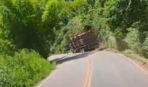 Caminhoneiro pula de caminhão em movimento na BR- 259