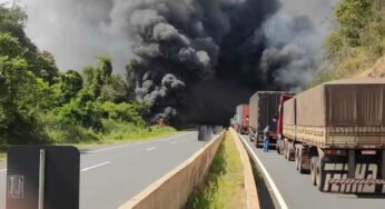 Caminhão carregado com diesel tomba, pega fogo e caminhoneiro é resgatado por colegas