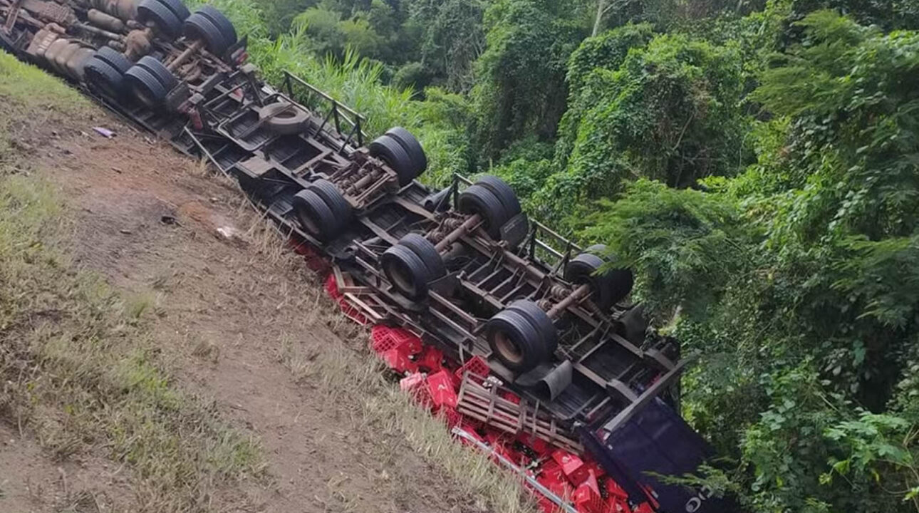 Caminhão tomba na BR-116 e carga de cerveja é saqueada.