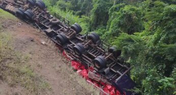 Caminhão tomba na BR-116 e carga de cerveja é saqueada.