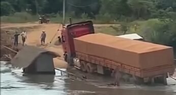 Caminhão afunda em balsa e veículo é levado pelo rio