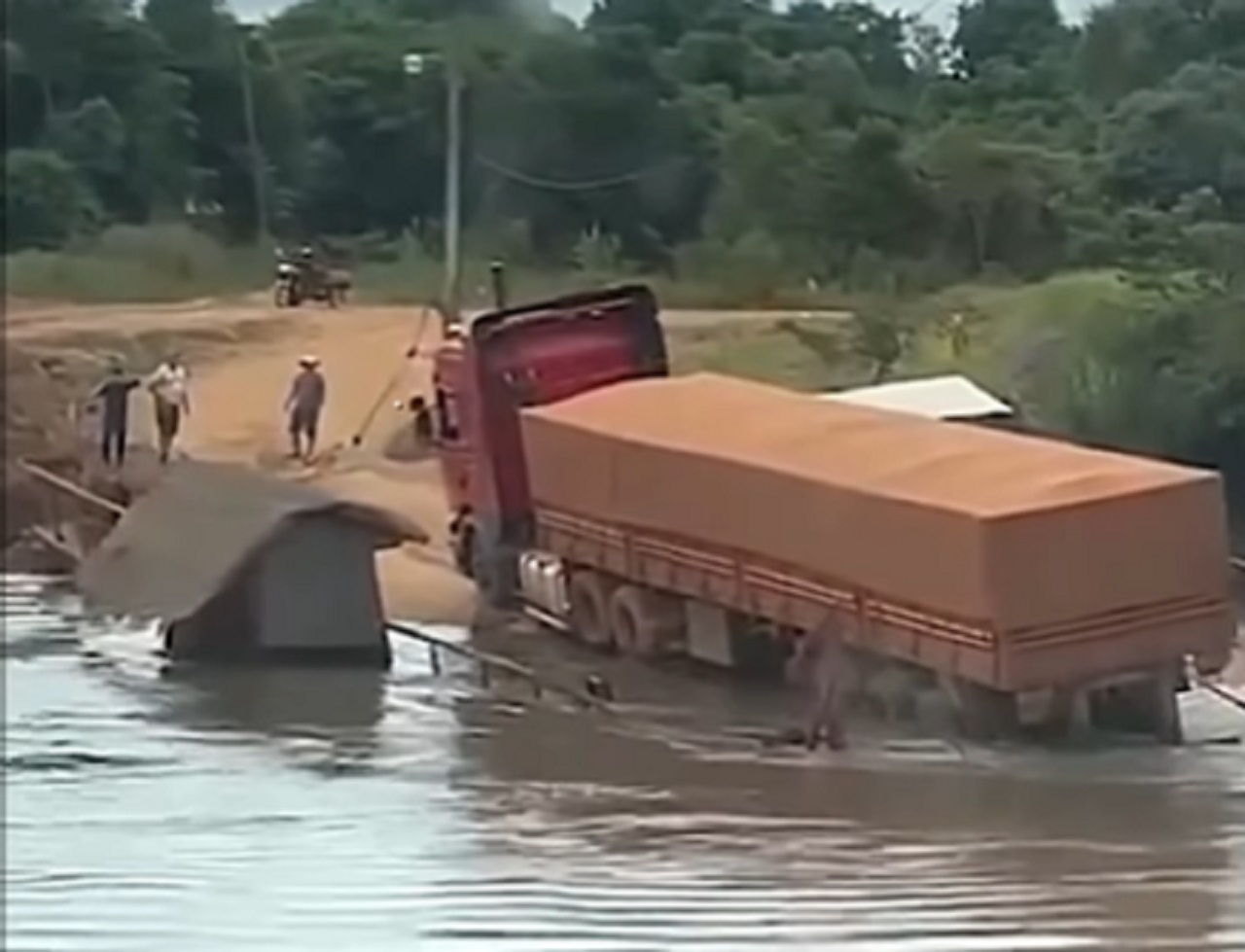 Caminhão afunda em balsa e veículo é levado pelo rio