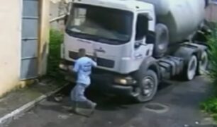 Caminhão betoneira desgovernado invade residência no Rio