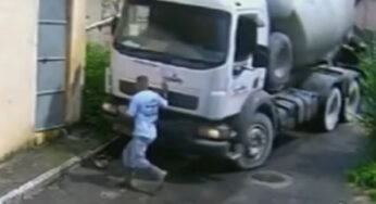 Caminhão betoneira desgovernado invade residência no Rio