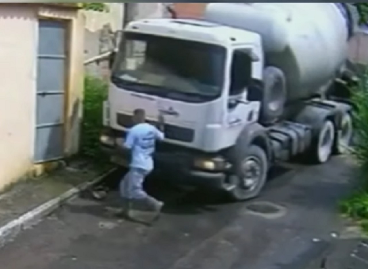 Caminhão betoneira desgovernado invade residência no Rio
