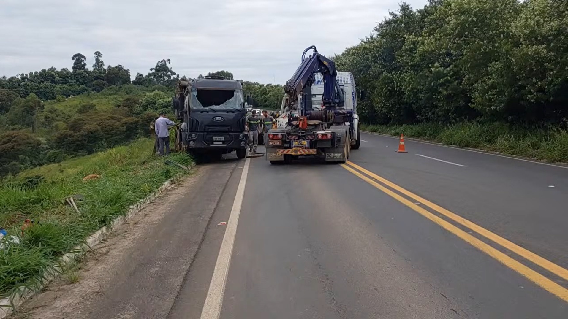 Caminhão cai de ponte após motorista ter uma convulsão ao volante