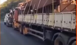 Caminhão inesperado salva carreta carregada em ladeira desafiadora