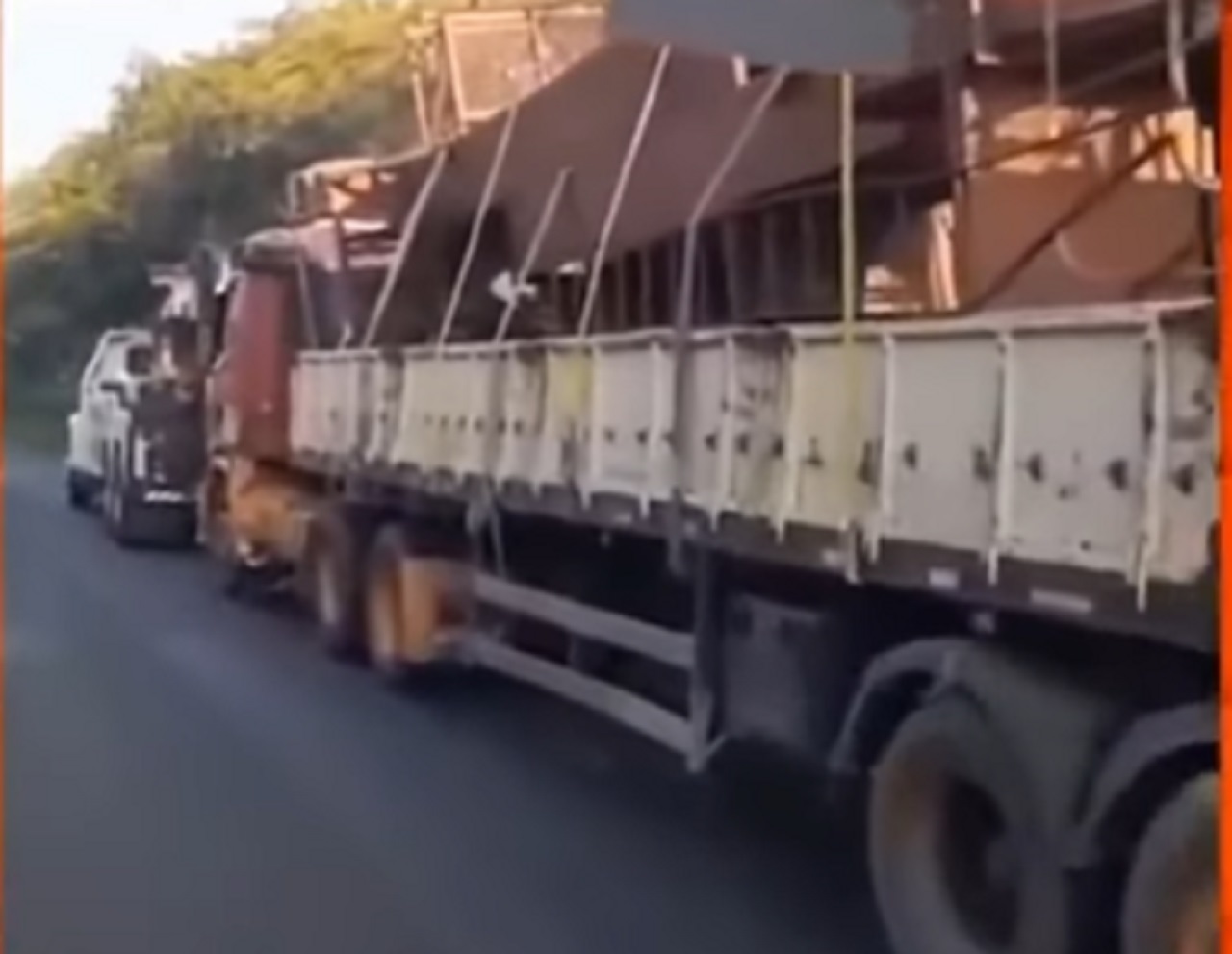 Caminhão inesperado salva carreta carregada em ladeira desafiadora
