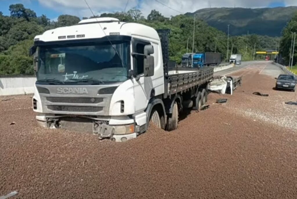 Caminhão que era transportado, se desprende e passa por cima da cabine vitimando motorista