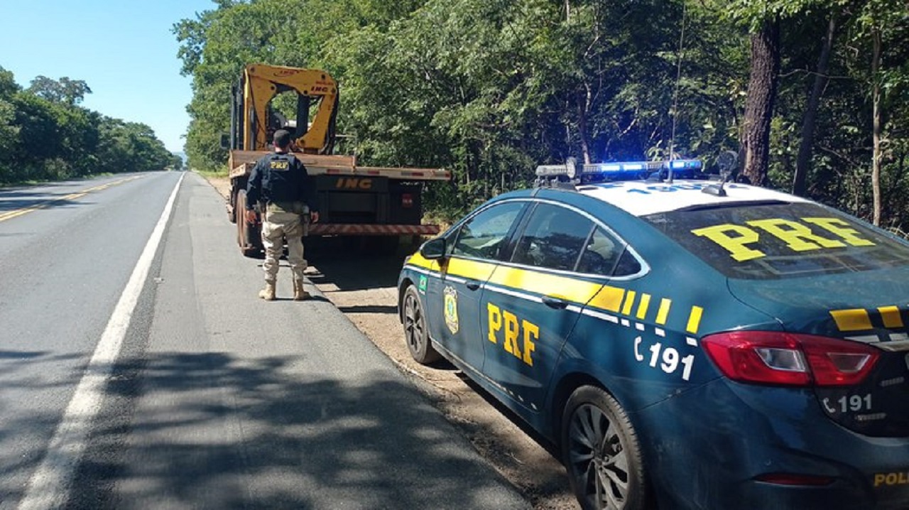 Caminhão roubado no estado de São Paulo é encontrado em Minas Gerais pela PRF
