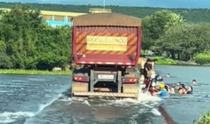 Caminhões trafegam por barragem submersa no Ceará