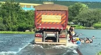 Caminhões trafegam por barragem submersa no Ceará