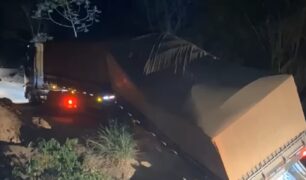 Caminhoneiro chora após ver veículo caído em ponte