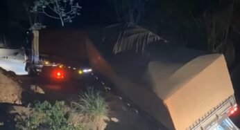 Caminhoneiro chora após ver veículo caído em ponte
