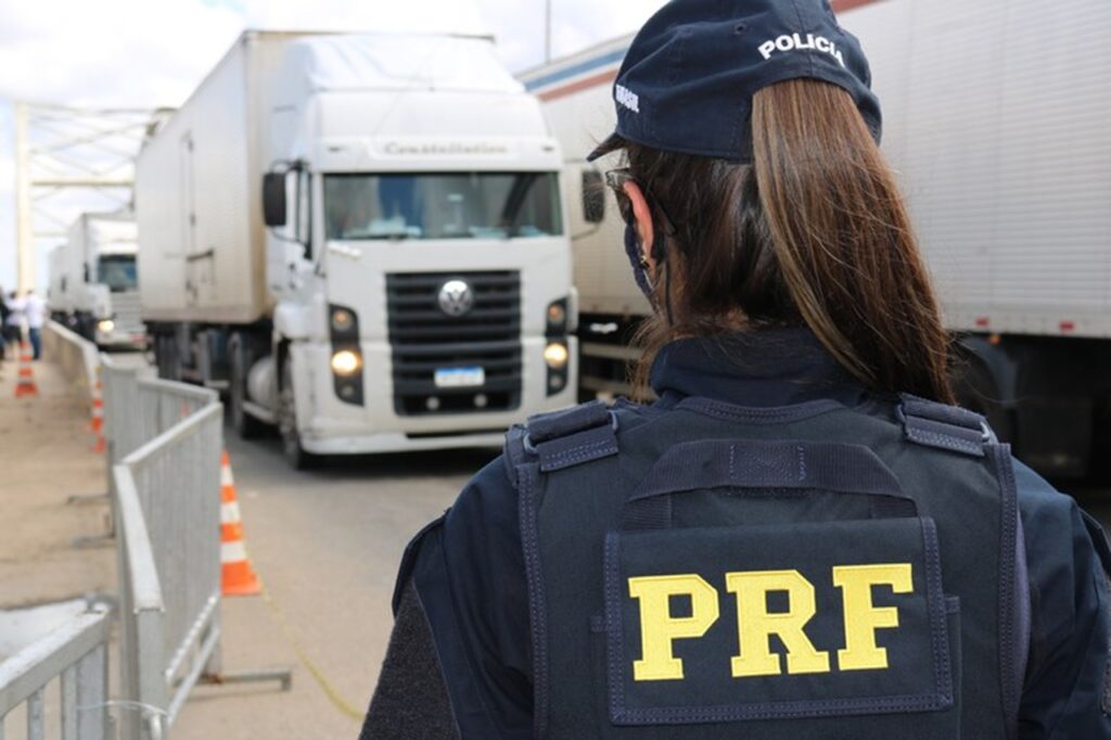 Caminhoneiro de 67 anos pego dirigindo com CNH suspensa, quinto caso em uma semana