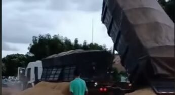 Caminhoneiro descarrega carga que levava no chão de pátio de empresa