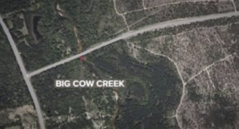 Caminhoneiro é resgatado por helicóptero após ficar ilhado em enchente