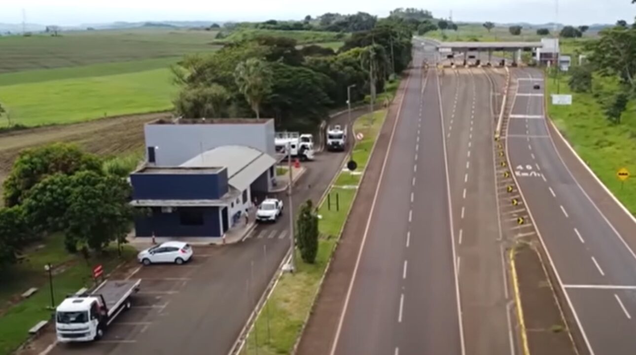 Caminhoneiro encontra criança perdida em rodovia