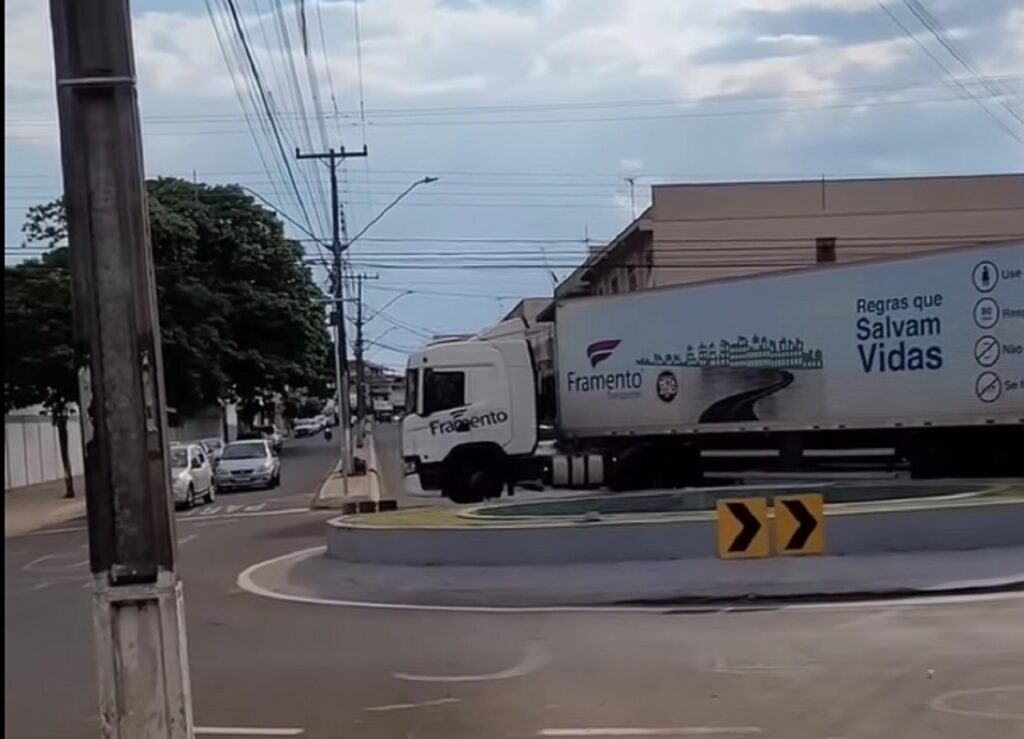 Caminhoneiro faz manobra difícil em rotatória de pequeno vilarejo