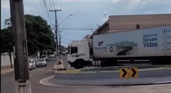 Caminhoneiro faz manobra difícil em rotatória de pequeno vilarejo
