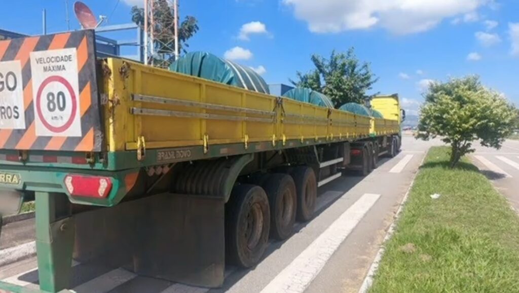 Caminhoneiro morre de parada cardíaca após 16 horas de trabalho e produto ilícito é encontrada no veículo