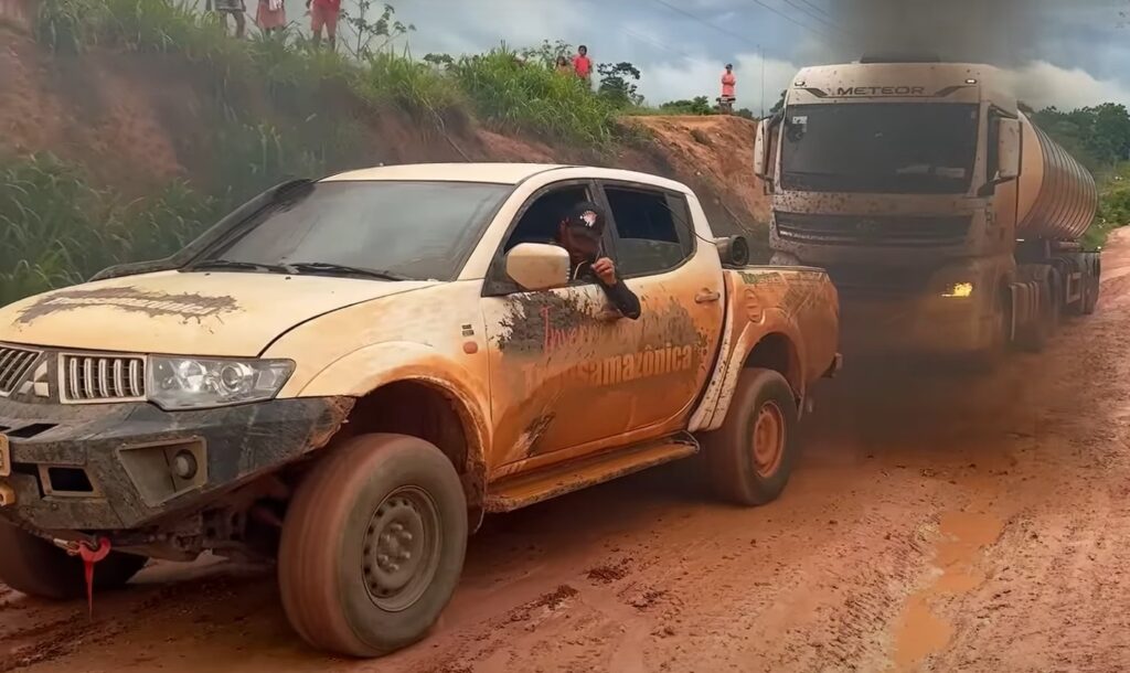 Caminhoneiros enfrentam lamaçal na BR-230, a temida transamazônica