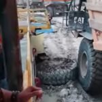 Caminhoneiros mineradores realizam façanha para passarem de um veículo para outro