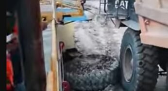 Caminhoneiros mineradores realizam façanha para passarem de um veículo para outro