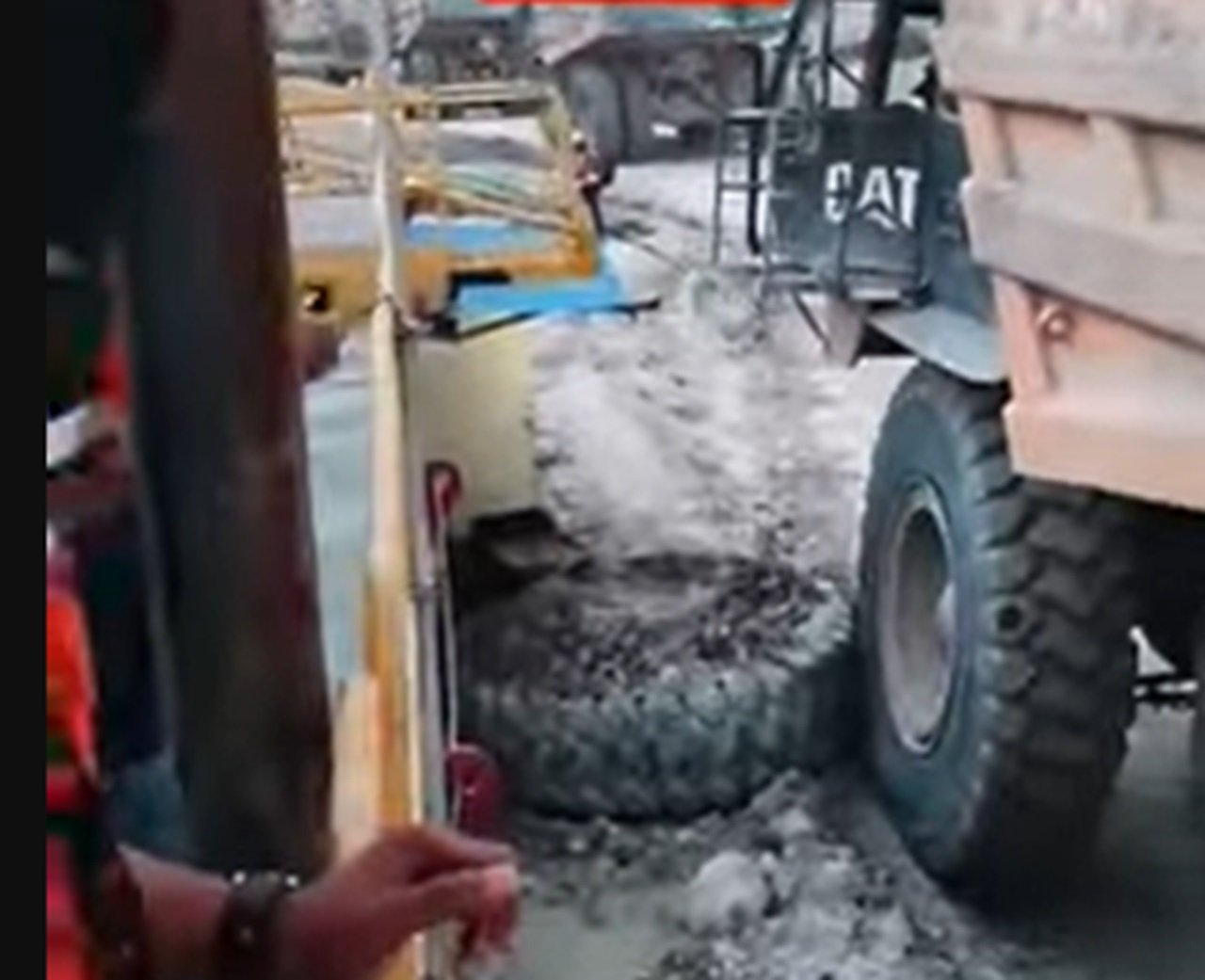 Caminhoneiros mineradores realizam façanha para passarem de um veículo para outro