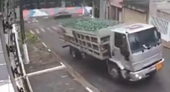 Caos na rua, caminhão de gás causa pânico após botijões caírem do veículo