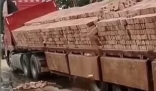 Carreta "despeja" carga de tijolos pela lateral em vídeo viral