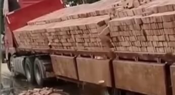 Carreta “despeja” carga de tijolos pela lateral em vídeo viral