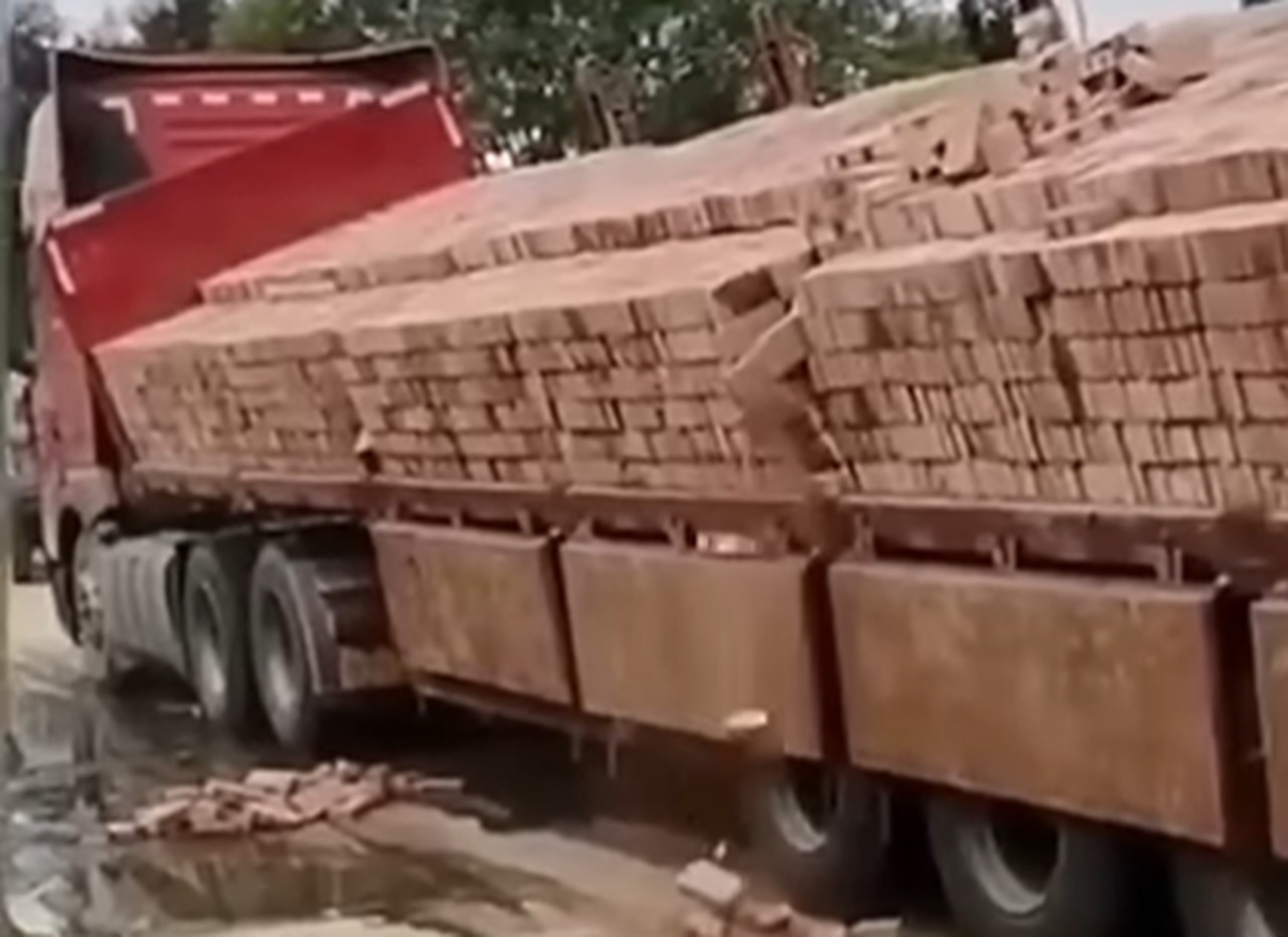 Carreta "despeja" carga de tijolos pela lateral em vídeo viral
