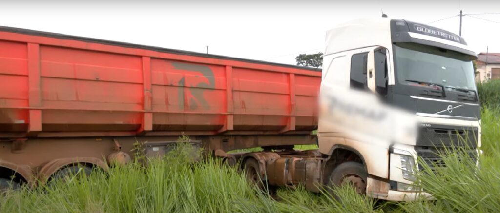 Carreta faz o "L" e interdita trânsito em Minas Gerais após frear em radar