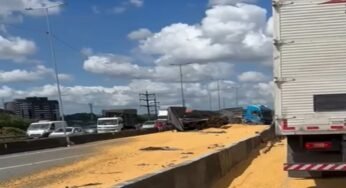 Carreta tomba e espalha carga de soja na BR-101