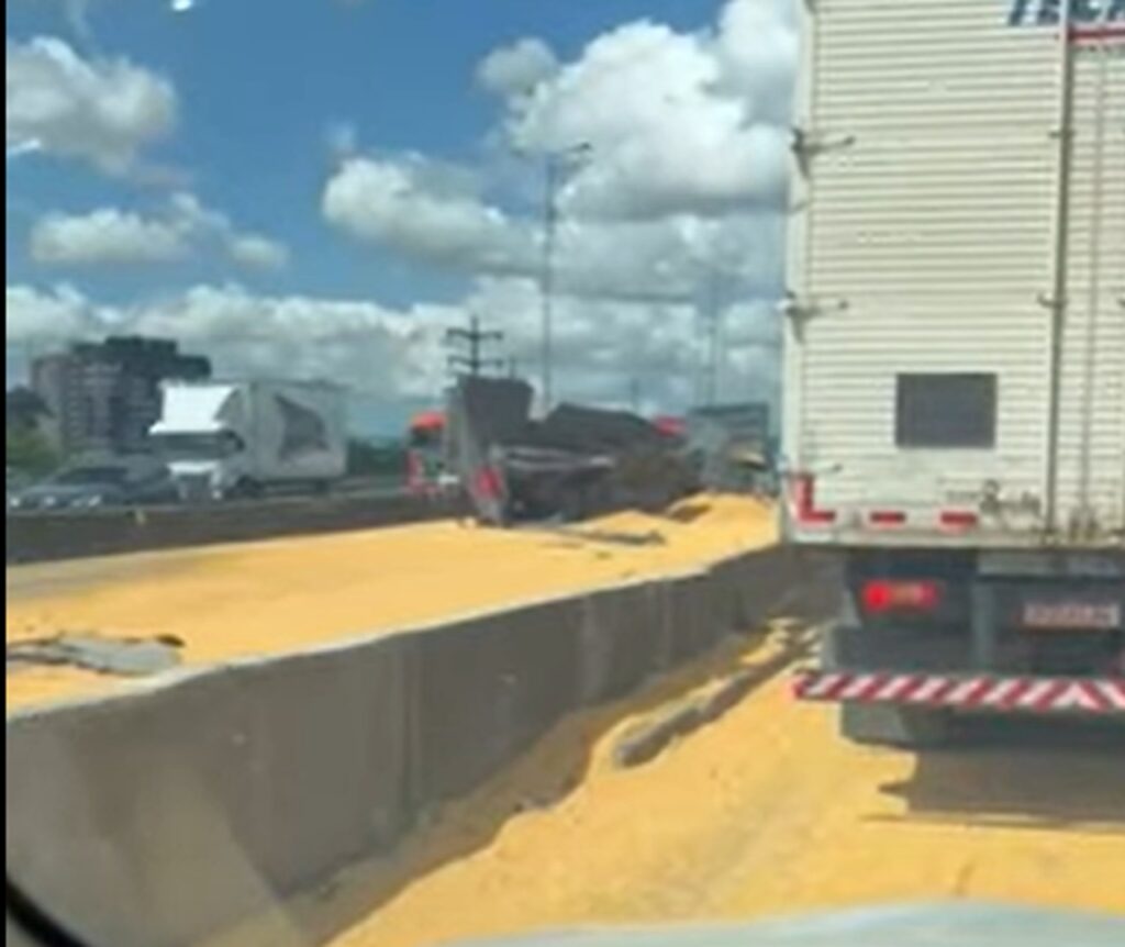 Carreta tomba e espalha carga de soja na BR-101