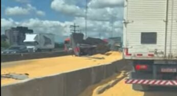 Carreta tomba e espalha carga de soja na BR-101
