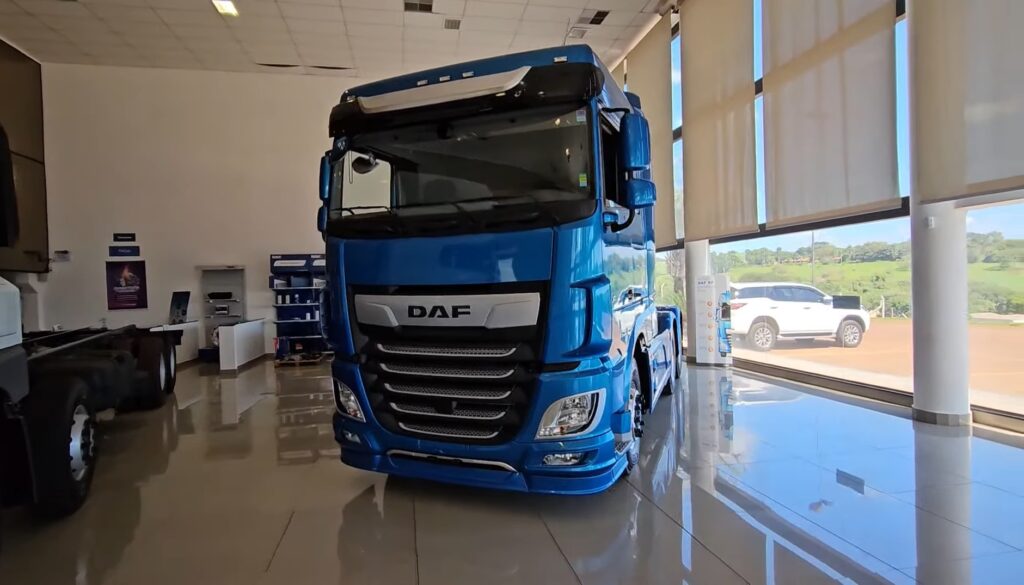 Conheça o DAF XF 530 cor azul Jamaica, um dos caminhões mais bonitos da marca holandesa