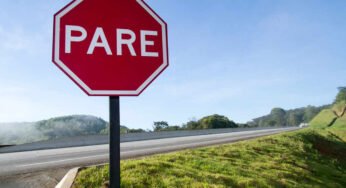 Dentro da fábrica: o caminho das placas de sinalização utilizadas nas estradas