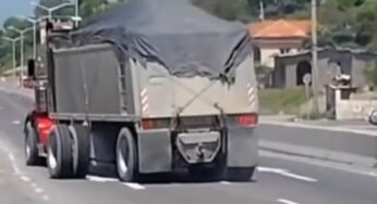 Excesso de peso destrói rodas de caminhão em movimento