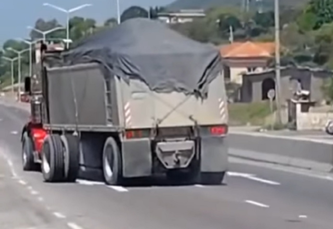 Excesso de peso destrói rodas de caminhão em movimento