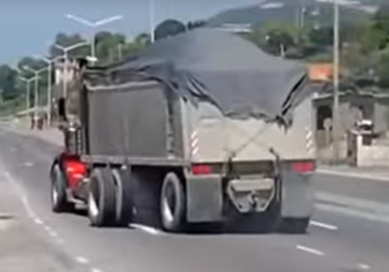 Excesso de peso destrói rodas de caminhão em movimento