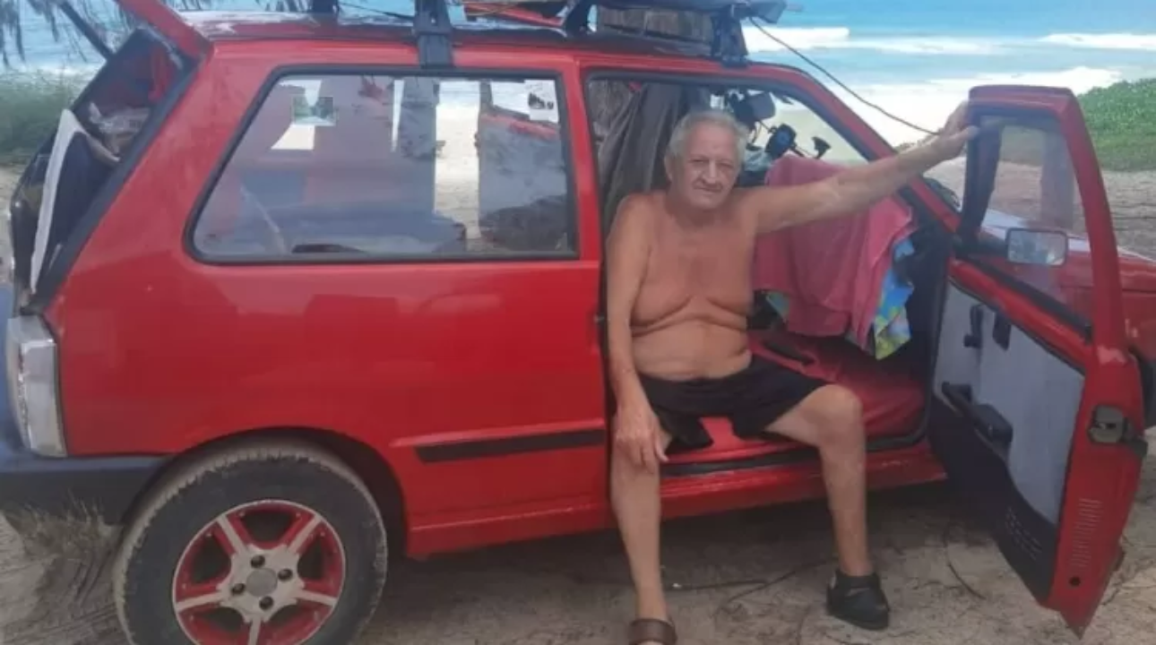 Caminhoneiro aposentado de 71 anos transforma Fiat Uno em casa. “Viajando só, tenho liberdade.