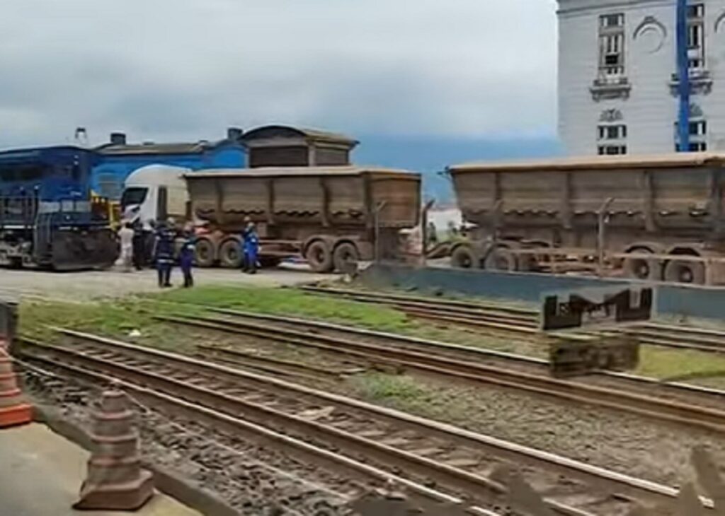 Imagem impressionante mostra cabine destruída após colisão entre os dois veículos