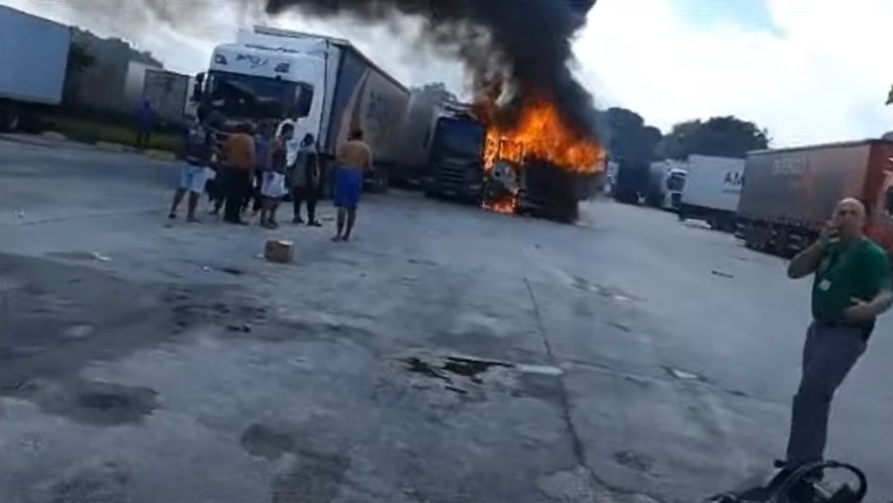 Incêndio destroi dois caminhões e deixa um caminhoneiro ferido