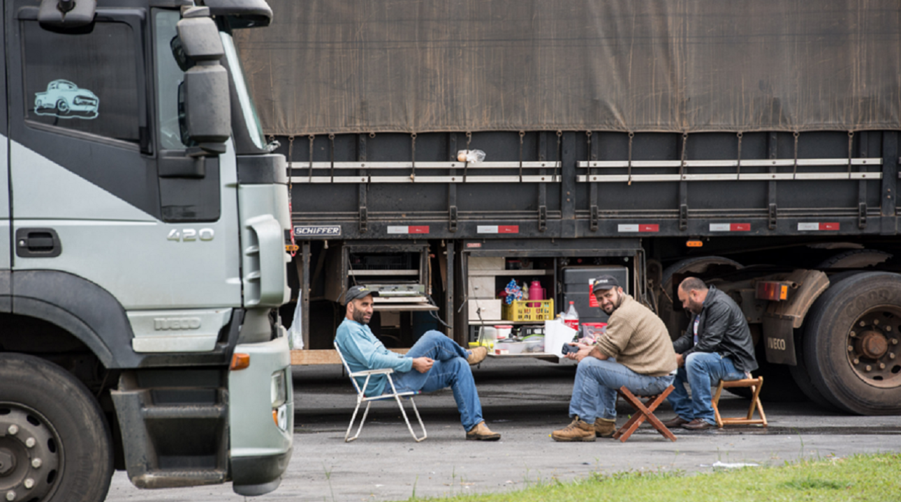 Brasil perde quase 1,2 milhão de caminhoneiros em 10 anos e acende alerta logístico